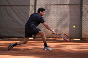 بازیکن تنیس در حال سرو زدن در زمین ایرانی